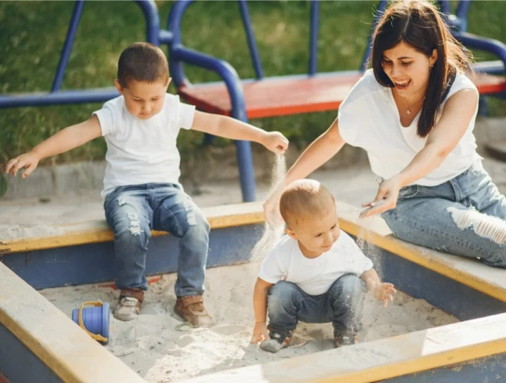 Image d'enfants jouant dans un bac a sable