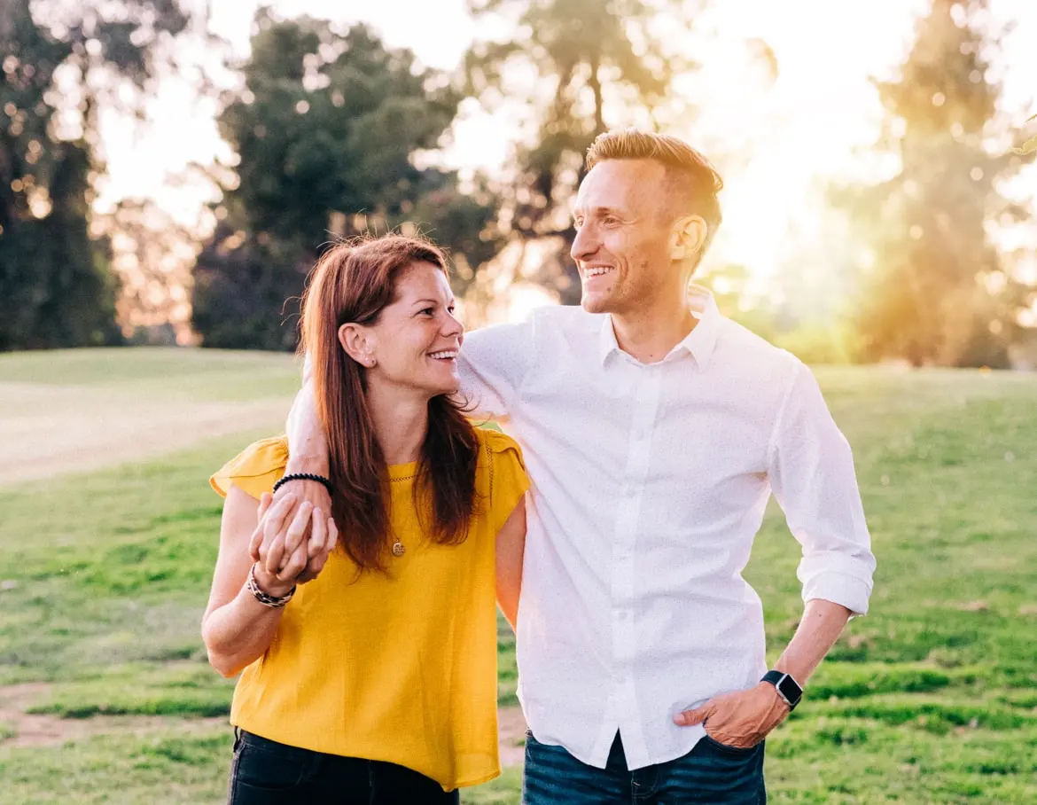 Image d'un couple marchant dans la nature