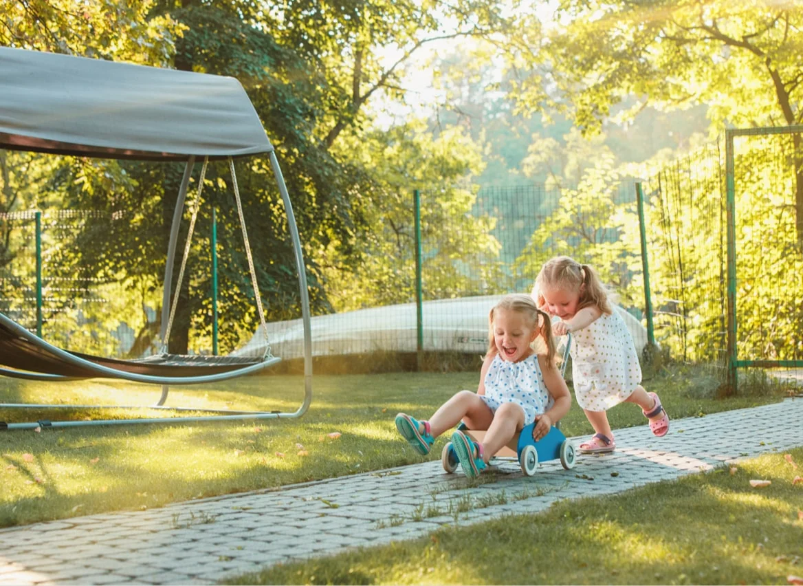 Image d'enfants qui joue en extérieur
